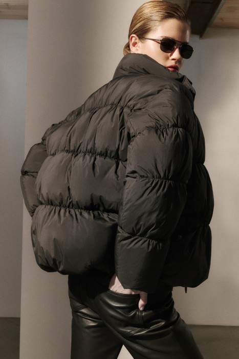 зимняя куртка от бренда снежная королева вид слева