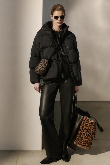 зимняя куртка по цене 2920 руб вид справа