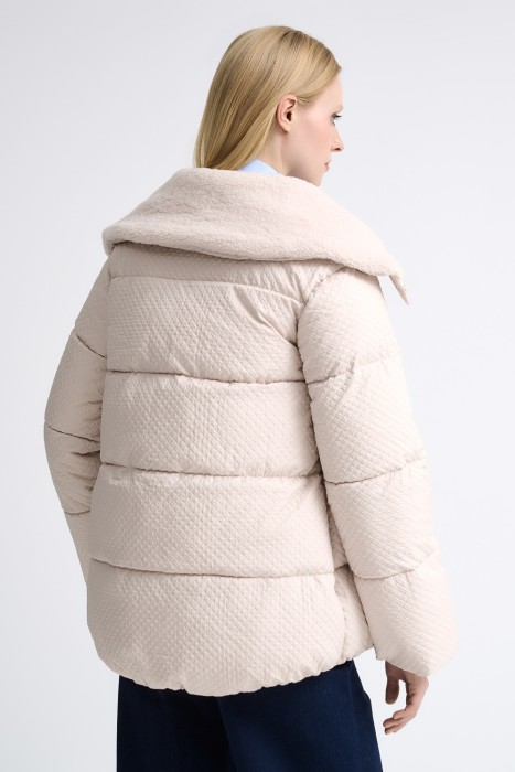 зимняя куртка по цене 2300 руб вид справа