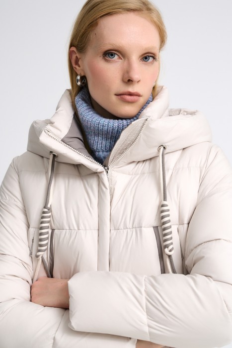 зимняя стеганая куртка с капюшоном из россии вид сбоку