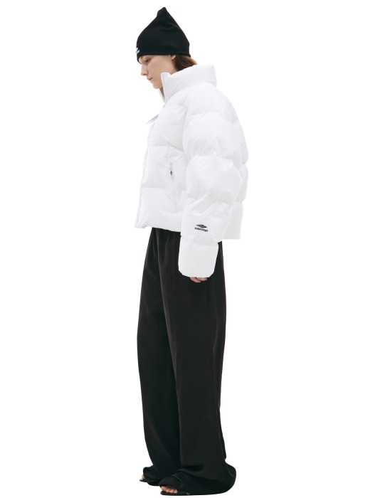 белый пуховик с логотипом от бренда balenciaga вид слева