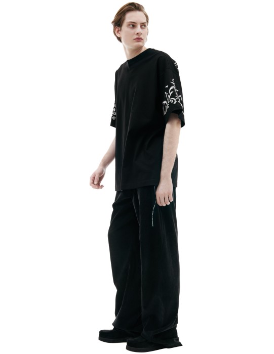 black t-shirt with ornaments от известного бренда вид слева