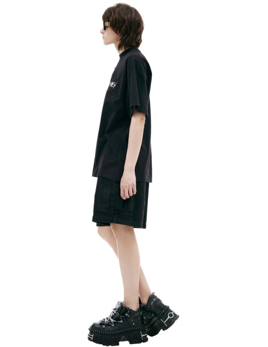 черная футболка с логотипом от бренда vetements вид слева