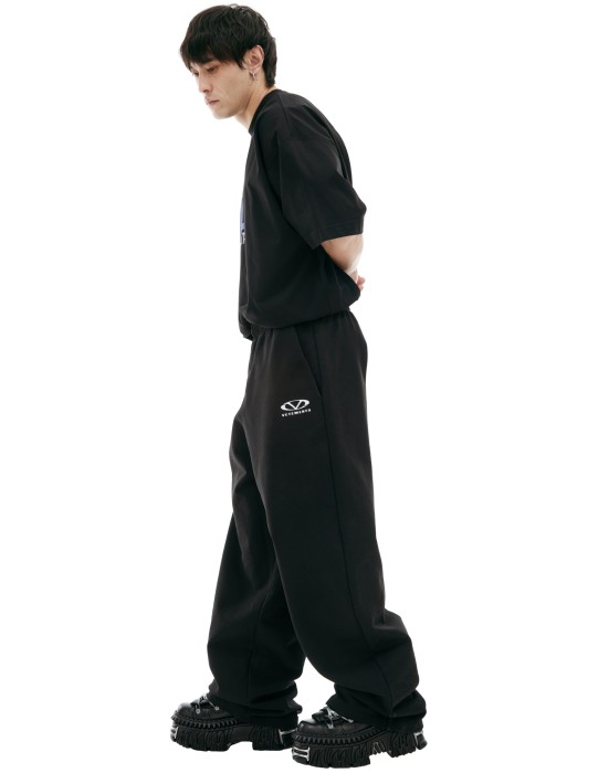 черные брюки с логотипом от бренда vetements вид слева