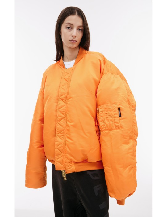 двусторонняя куртка vetements x alpha industries - качественный продукт вид сбоку