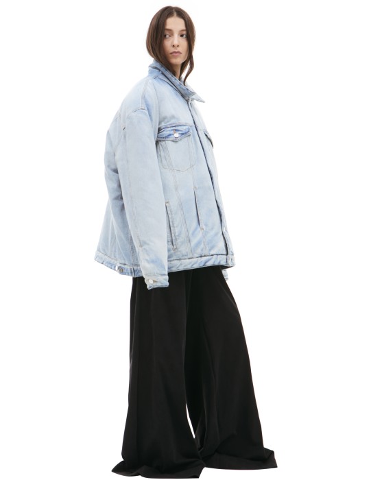 джинсовая куртка на пуговицах от бренда vetements вид слева