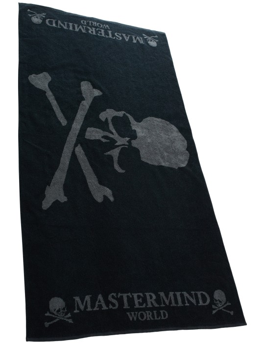 хлопковое полотенце с логотипом от бренда mastermind world вид слева