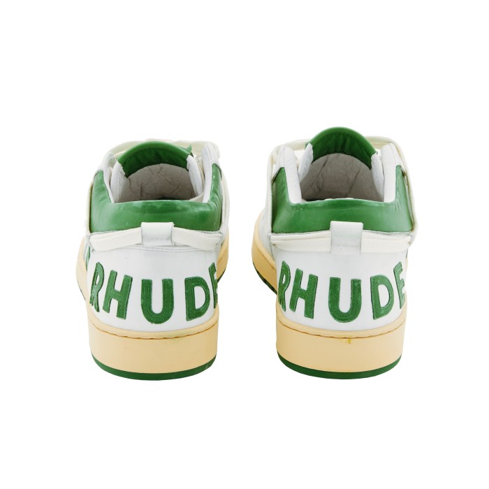 кожаные кроссовки с логотипом от бренда rhude вид слева