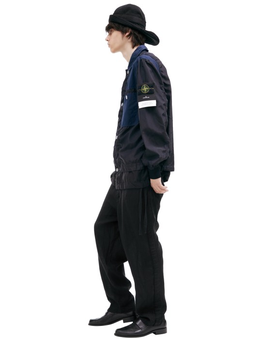 куртка с патчем от бренда stone island вид слева