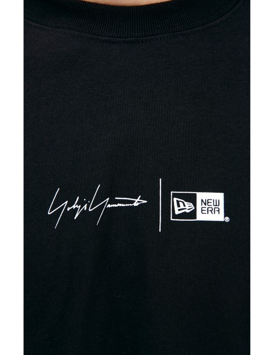лонгслив с принтом yohji yamamoto x new era по цене 40500 руб вид справа
