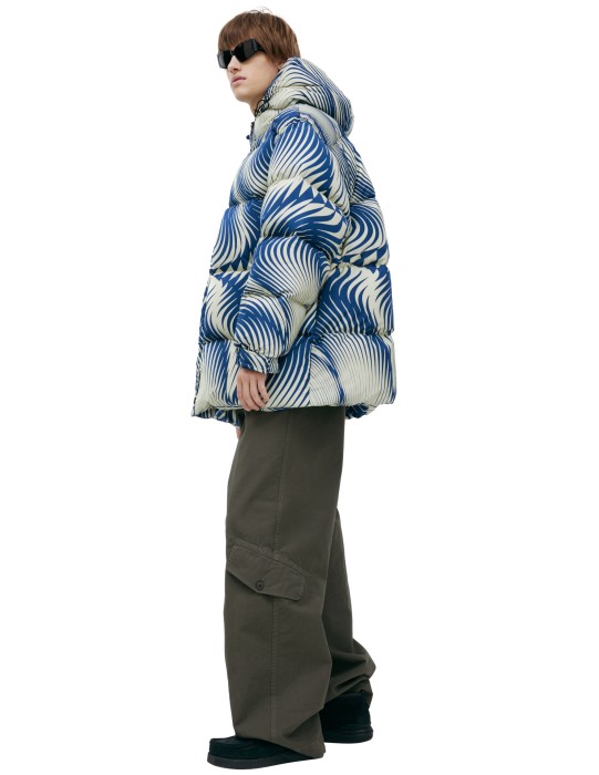 пуховик с монопринтом от бренда dries van noten вид слева