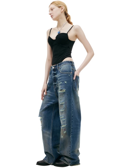 рваные джинсы от бренда vetements вид слева