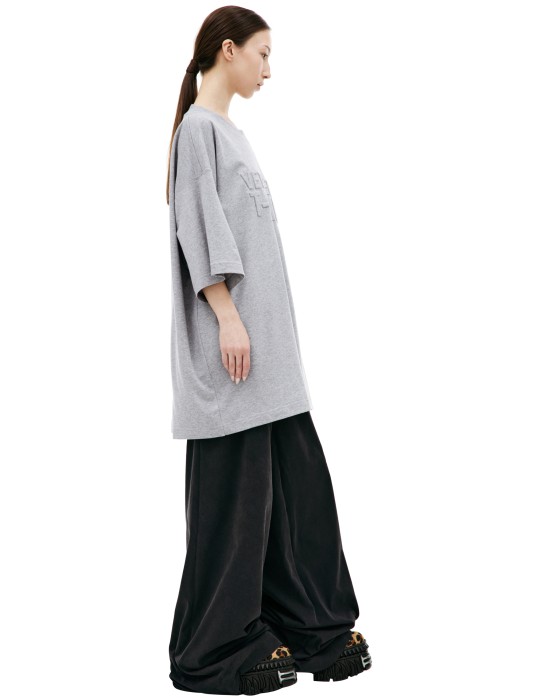 серая футболка illusion от бренда vetements вид слева