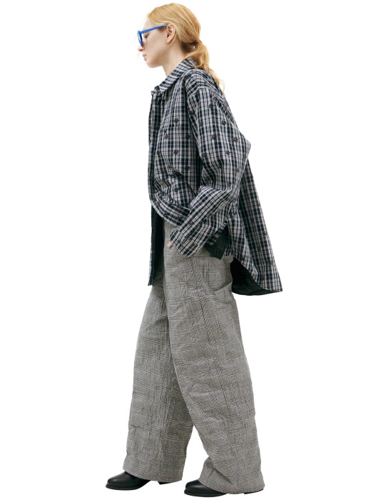 серые брюки в клетку от бренда vetements вид слева