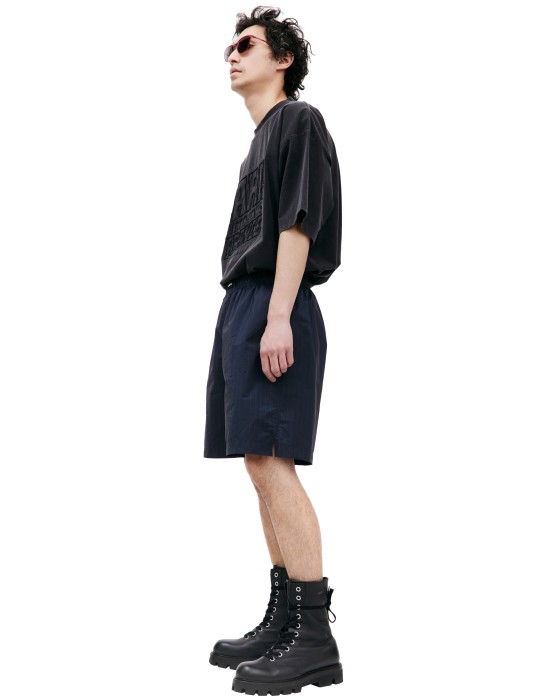 шорты в полоску с логотипом от бренда vetements вид слева
