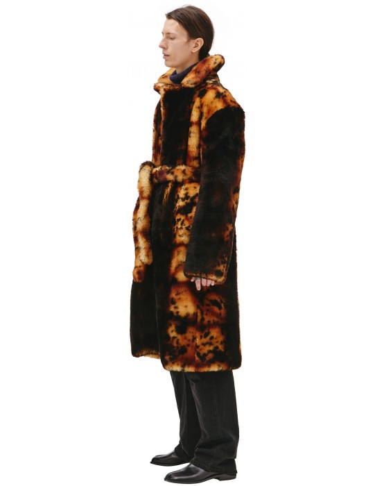 шуба из овчины с поясом от бренда vetements вид слева