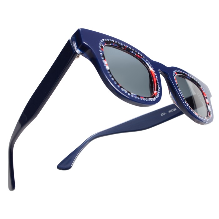 солнцезащитные очки psg x thierry lasry со стразами от бренда thierry lasry вид слева
