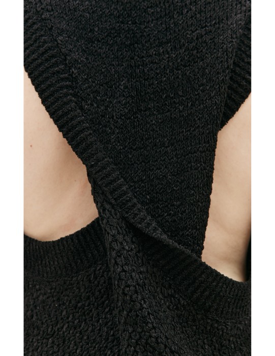 вязаный жилет с перекрученной спиной - качественный продукт вид сбоку