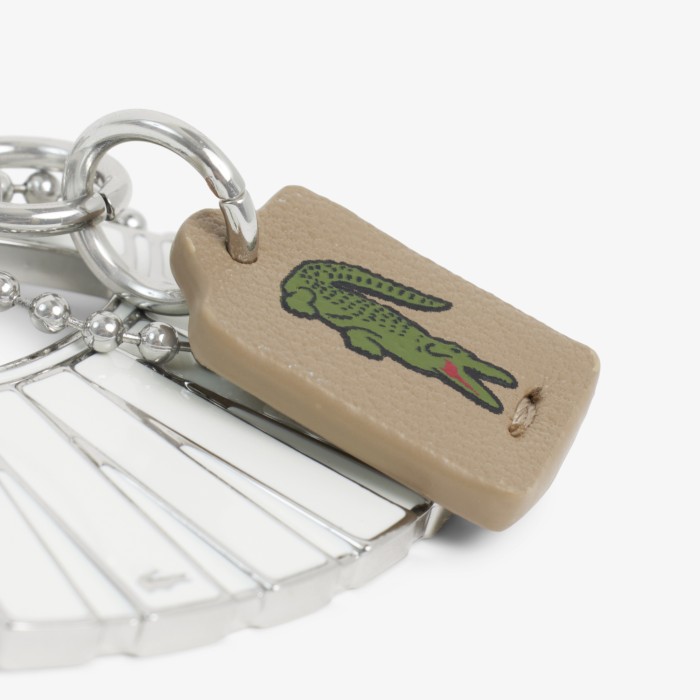 брелок-шарм  leglen от бренда lacoste вид слева