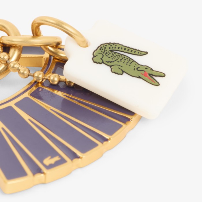 брелок-шарм  leglen от бренда lacoste вид слева