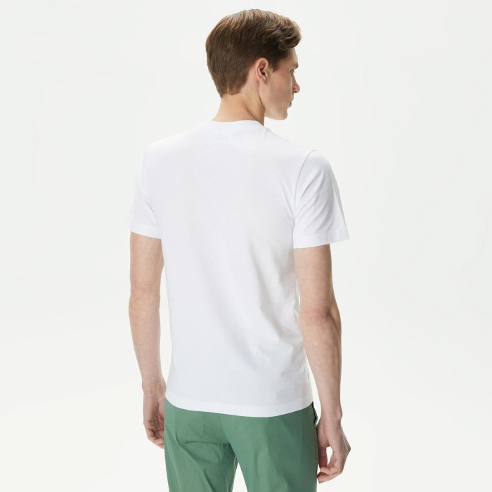 мужская приталенная футболка  приталенного кроя с круглым вырезом от бренда lacoste вид слева