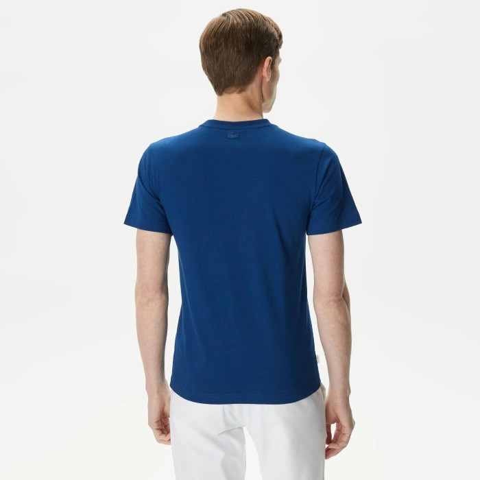 мужская приталенная футболка  с круглым вырезом от бренда lacoste вид слева