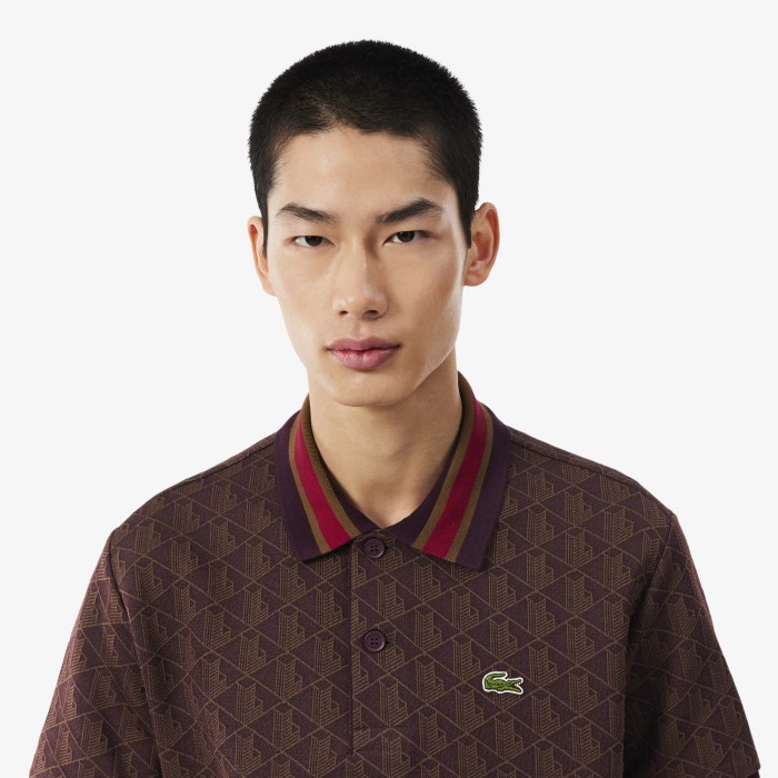 мужская рубашка-поло  с жаккардовым монограмным узором от бренда lacoste вид слева