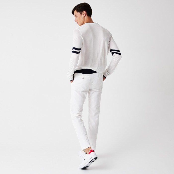 мужские брюки  приталенного кроя из смеси хлопка и льна от бренда lacoste вид слева