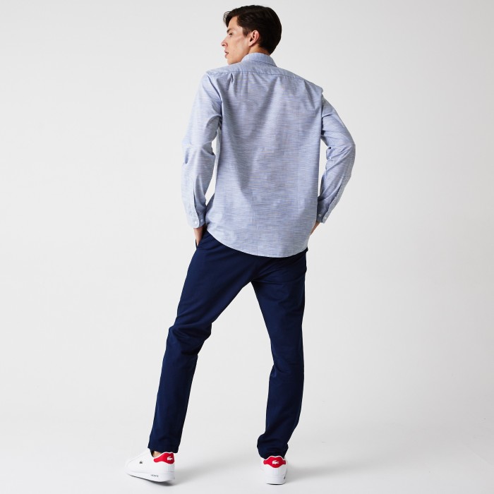 мужские брюки  приталенного кроя из смеси хлопка и льна от бренда lacoste вид слева