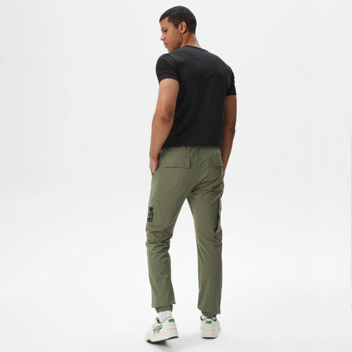 мужские брюки  приталенного кроя от бренда lacoste вид слева