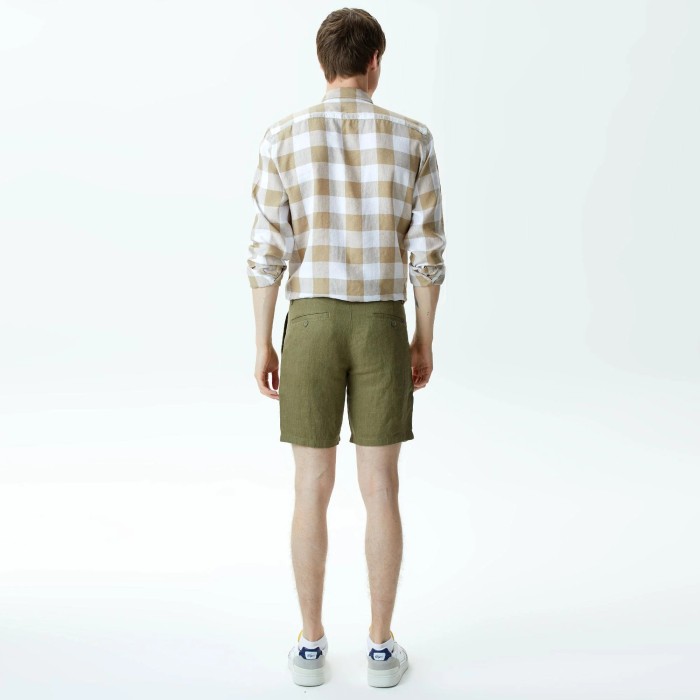 мужские льняные шорты  стандартного кроя от бренда lacoste вид слева