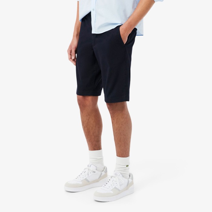 мужские шорты-чиносы  из эластичной саржи от бренда lacoste вид слева
