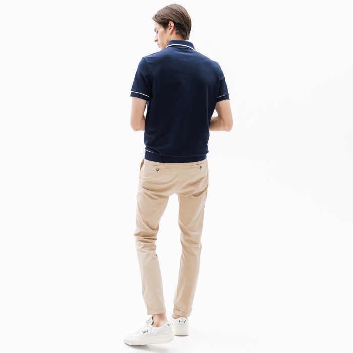 мужское поло  стандартного кроя от бренда lacoste вид слева