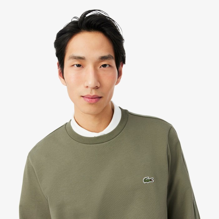 мужской флисовый свитшот  классического кроя от бренда lacoste вид слева