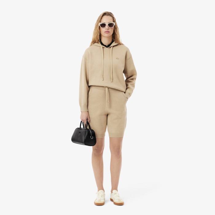 небольшая женская сумка через плечо  от бренда lacoste вид слева