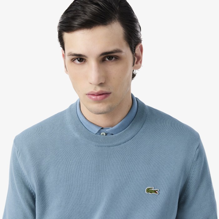 однотонный хлопковый свитер  с круглым вырезом от бренда lacoste вид слева