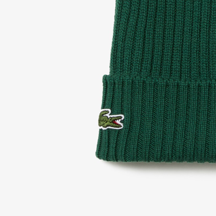 шерстяная шапка  унисекс в рубчик от бренда lacoste вид слева