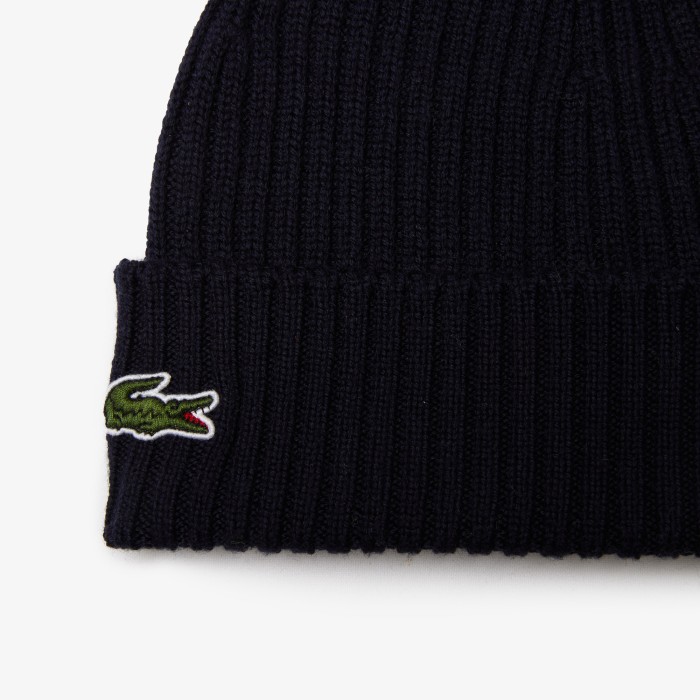 шерстяная шапка  унисекс в рубчик от бренда lacoste вид слева