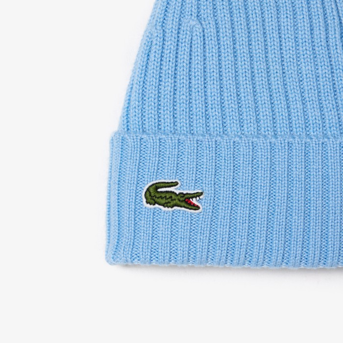 шерстяная шапка  унисекс в рубчик от бренда lacoste вид слева
