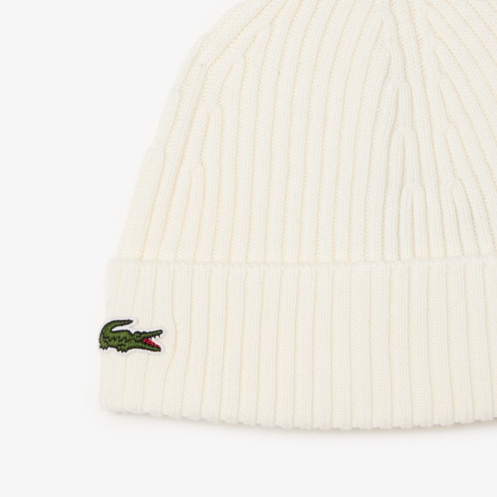 шерстяная шапка  унисекс в рубчик от бренда lacoste вид слева