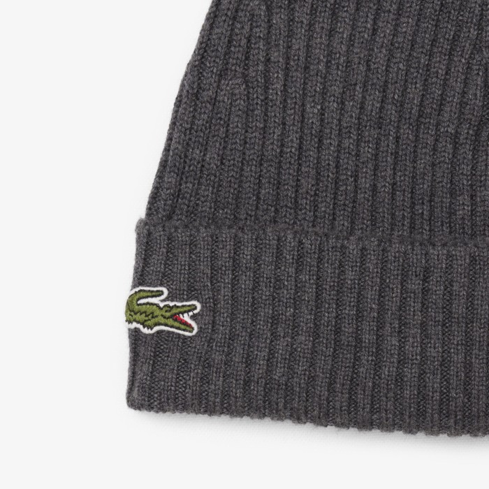 шерстяная шапка  унисекс в рубчик от бренда lacoste вид слева