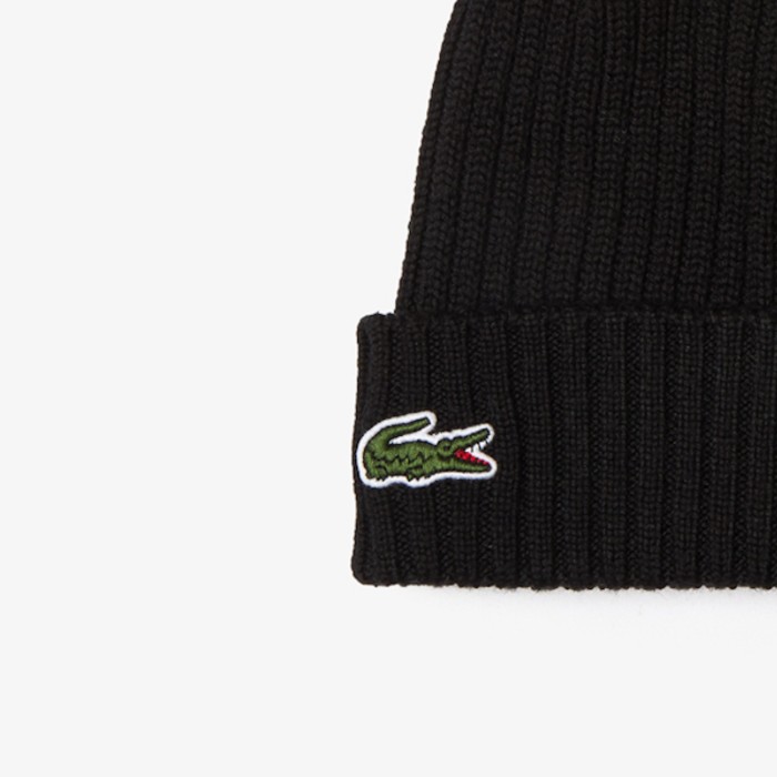 шерстяная шапка  унисекс в рубчик от бренда lacoste вид слева