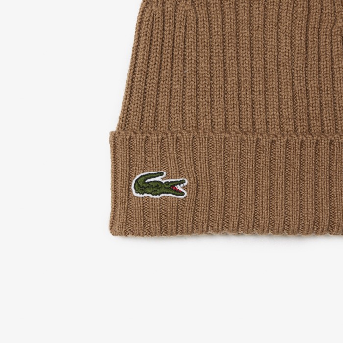 шерстяная шапка  унисекс в рубчик от бренда lacoste вид слева
