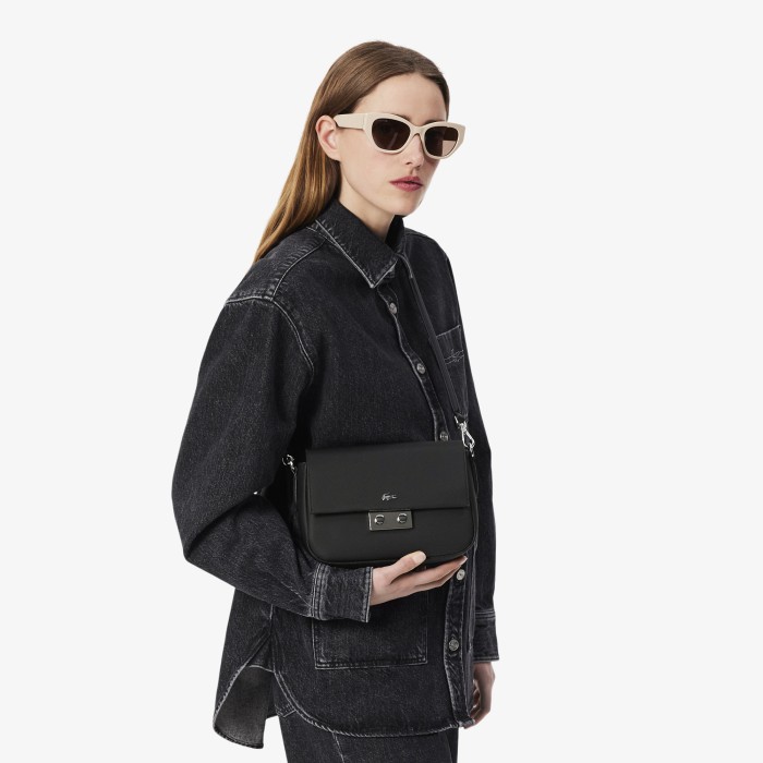 сумка daily city через плечо с клапаном от бренда lacoste вид слева