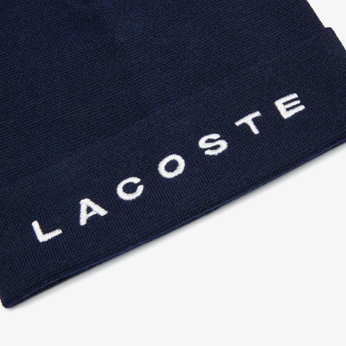 вязаная шапка  унисекс от бренда lacoste вид слева
