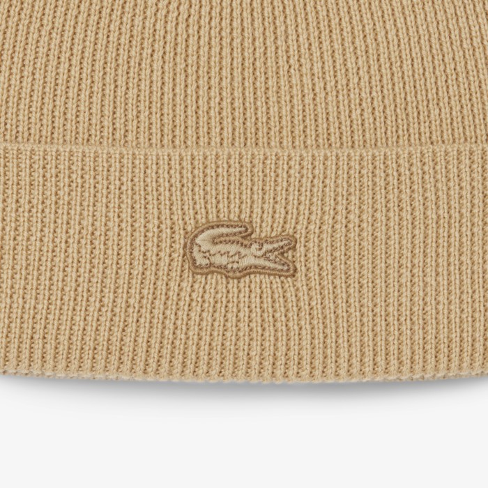 вязаная шапка  от бренда lacoste вид слева