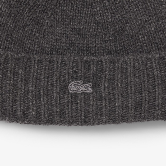 вязаная шапка  от бренда lacoste вид слева
