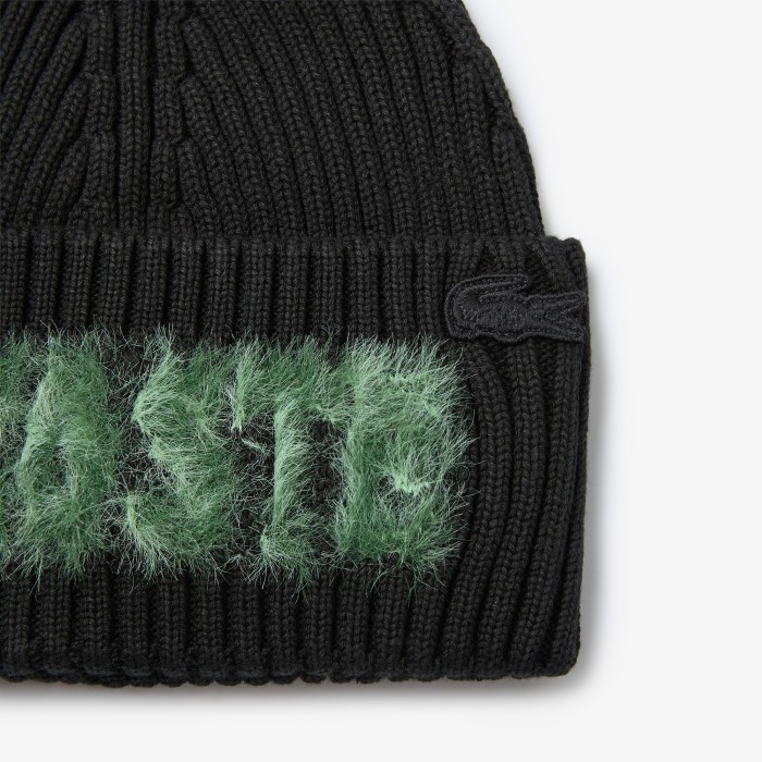 вязаная шапка  от бренда lacoste вид слева