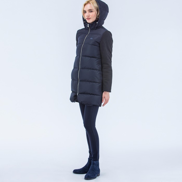 женская длинная куртка  с капюшоном от бренда lacoste вид слева