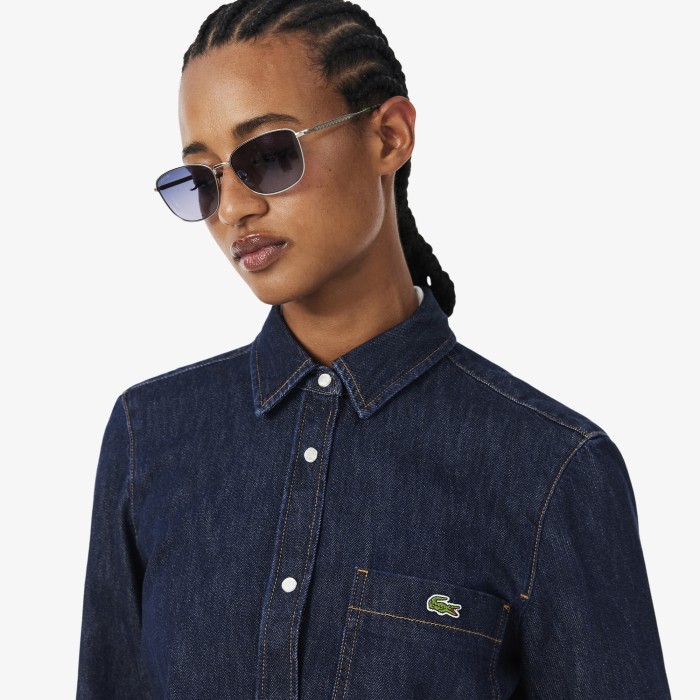 женская джинсовая укороченная рубашка  от бренда lacoste вид слева